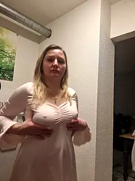 Snapshot of CoupleKitty chatting on November 6, 6:09 pm CoupleKitty online show from November 6, 6:09 pm