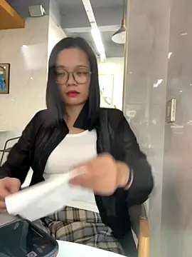 Snapshot of Bella0815 chatting on November 17, 6:52 am Bella0815 online show from November 17, 6:52 am