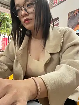 Snapshot of Bella0815 chatting on December 2, 9:03 am Bella0815 online show from December 2, 9:03 am