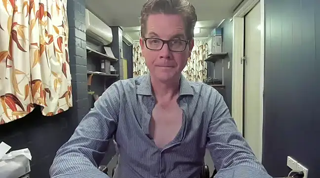 Snapshot of tilobinder chatting on December 6, 3:33 pm tilobinder online show from December 6, 3:33 pm