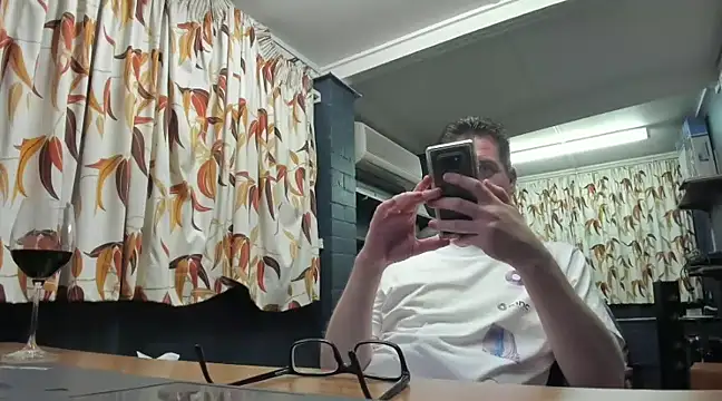 Snapshot of tilobinder chatting on December 27, 2:22 pm tilobinder online show from December 27, 2:22 pm