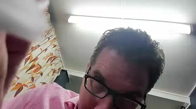 Snapshot of tilobinder chatting on January 23, 12:52 pm tilobinder online show from January 23, 12:52 pm