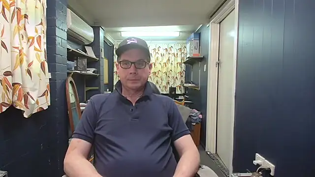 Snapshot of tilobinder chatting on October 8, 1:53 pm tilobinder online show from October 8, 1:53 pm