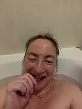 LouiseTswing online show from January 8, 4:33 pm