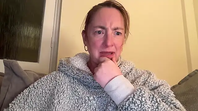 LouiseTswing online show from February 5, 8:57 pm