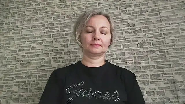 EdithManning online show from October 31, 7:09 am