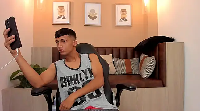 Snapshot of wolf_james123 chatting on February 5, 2:05 pm wolf james123 online show from February 5, 2:05 pm