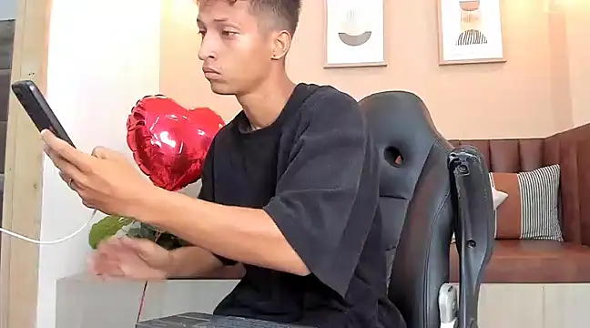 Snapshot of wolf_james123 chatting on February 12, 1:59 pm wolf james123 online show from February 12, 1:59 pm