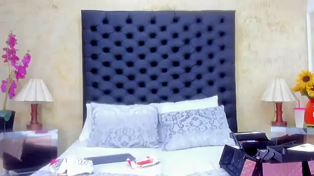 NahomiWhitel online show from February 19, 12:45 pm