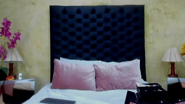 NahomiWhitel online show from February 24, 12:58 pm