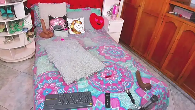 larafoxter online show from March 21, 11:48 am