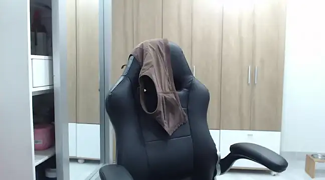 RoxanaLove9 online show from February 5, 1:15 am