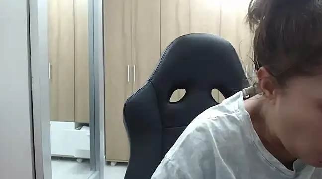 RoxanaLove9 online show from February 6, 3:59 am