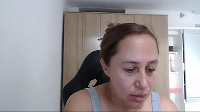 Snapshot of RoxanaLove9 chatting on February 6, 9:18 pm RoxanaLove9 online show from February 6, 9:18 pm