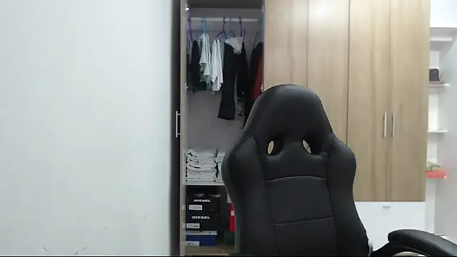 Snapshot of RoxanaLove9 chatting on February 18, 8:27 pm RoxanaLove9 online show from February 18, 8:27 pm