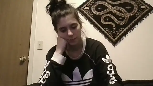 Snapshot of Prettypixie113 chatting on October 28, 2:42 pm Prettypixie113 online show from October 28, 2:42 pm