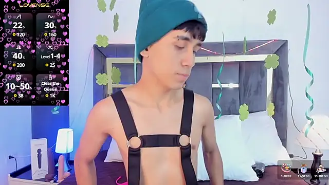 Snapshot of Thayler_jones chatting on March 11, 11:33 am Thayler jones online show from March 11, 11:33 am