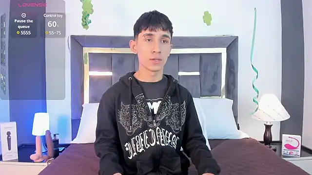 Snapshot of Thayler_jones chatting on March 13, 11:30 am Thayler jones online show from March 13, 11:30 am