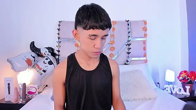 Snapshot of Thayler_jones chatting on October 12, 11:20 am Thayler jones online show from October 12, 11:20 am