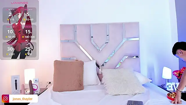 Snapshot of Thayler_jones chatting on December 4, 11:19 am Thayler jones online show from December 4, 11:19 am