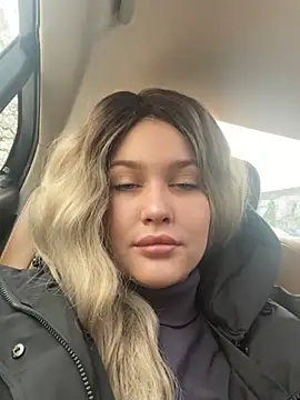 Snapshot of KikiWatson chatting on December 15, 8:08 am KikiWatson online show from December 15, 8:08 am