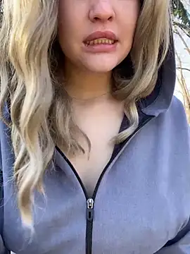 Snapshot of KikiWatson chatting on December 20, 11:21 am KikiWatson online show from December 20, 11:21 am