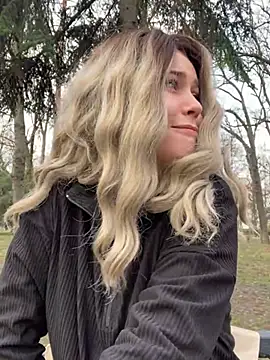 Snapshot of KikiWatson chatting on December 25, 8:29 am KikiWatson online show from December 25, 8:29 am