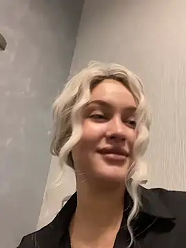 Snapshot of KikiWatson chatting on January 15, 8:09 am KikiWatson online show from January 15, 8:09 am