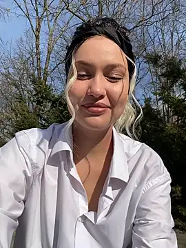 Snapshot of KikiWatson chatting on March 10, 7:10 am KikiWatson online show from March 10, 7:10 am