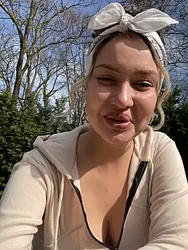 Snapshot of KikiWatson chatting on March 13, 7:09 am KikiWatson online show from March 13, 7:09 am