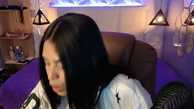 Snapshot of AlessiaVal_ chatting on December 18, 5:30 pm AlessiaVal online show from December 18, 5:30 pm