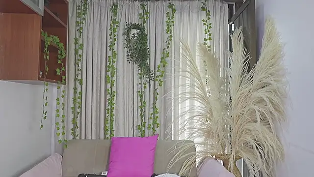 HannaRhodes online show from April 8, 3:23 pm