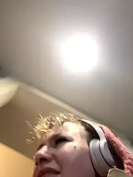 Snapshot of sluttysmiley chatting on December 14, 8:41 am sluttysmiley online show from December 14, 8:41 am