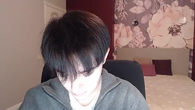 Snapshot of EmiliaYours chatting on December 17, 6:56 am EmiliaYours online show from December 17, 6:56 am