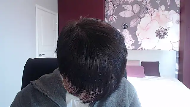 Snapshot of EmiliaYours chatting on December 17, 10:34 am EmiliaYours online show from December 17, 10:34 am