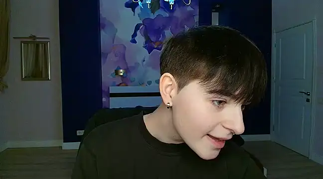 Snapshot of EmiliaYours chatting on December 23, 3:33 pm EmiliaYours online show from December 23, 3:33 pm