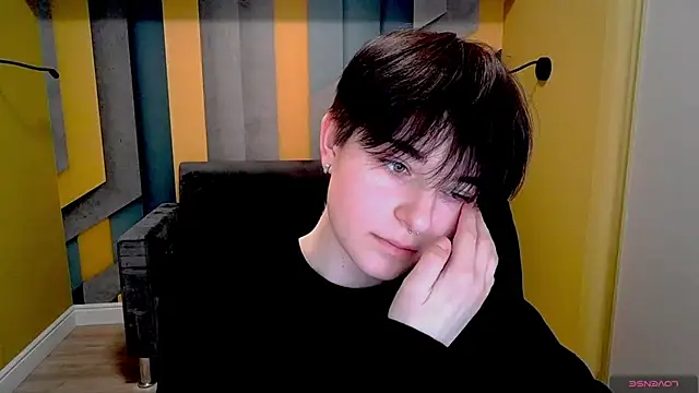 Snapshot of EmiliaYours chatting on February 17, 1:32 pm EmiliaYours online show from February 17, 1:32 pm