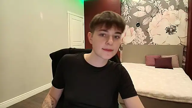 Snapshot of EmiliaYours chatting on September 29, 2:33 pm EmiliaYours online show from September 29, 2:33 pm