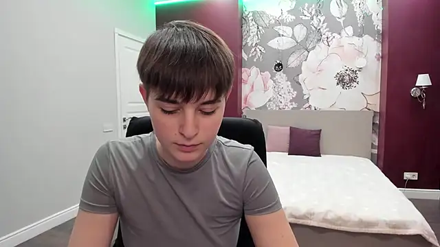 Snapshot of EmiliaYours chatting on November 11, 3:01 pm EmiliaYours online show from November 11, 3:01 pm