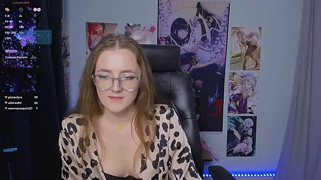 Snapshot of luna_berryy chatting on December 22, 1:55 am luna berryy online show from December 22, 1:55 am