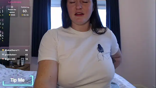 Snapshot of BustyBonnieUK chatting on December 12, 10:02 am BustyBonnieUK online show from December 12, 10:02 am