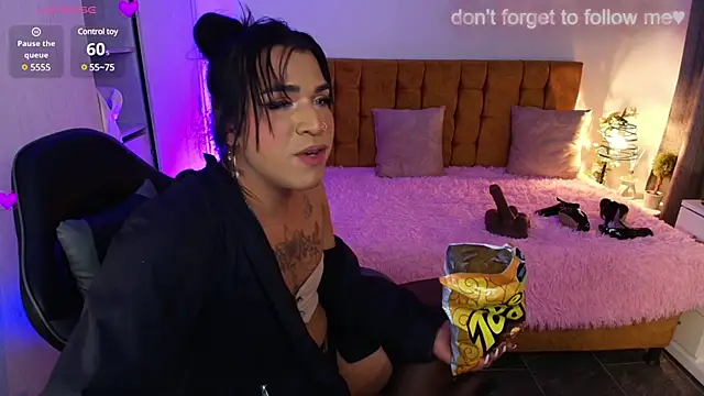 Snapshot of alexiaaross chatting on December 13, 1:59 am alexiaaross online show from December 13, 1:59 am
