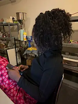 Snapshot of choclatepeaach chatting on January 13, 2:28 am choclatepeaach online show from January 13, 2:28 am