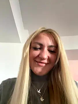 Snapshot of MazeSin chatting on October 18, 9:21 am MazeSin online show from October 18, 9:21 am