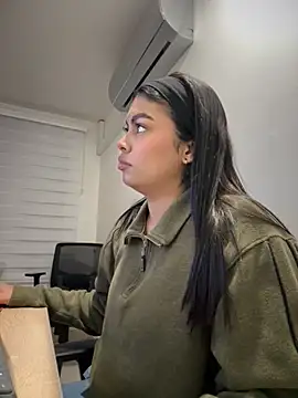 Snapshot of jennifer_oliveira chatting on December 5, 6:33 am jennifer oliveira online show from December 5, 6:33 am