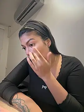 Snapshot of jennifer_oliveira chatting on December 18, 9:04 am jennifer oliveira online show from December 18, 9:04 am