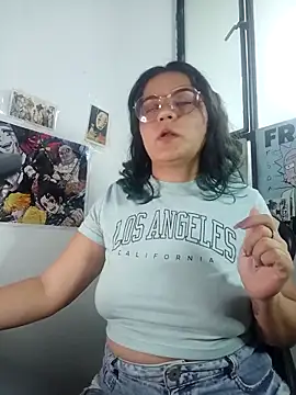 Snapshot of gigiqueen_18 chatting on May 11, 12:27 am gigiqueen 18 online show from May 11, 12:27 am