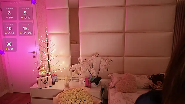 Lilly Colins online show from February 15, 8:38 pm