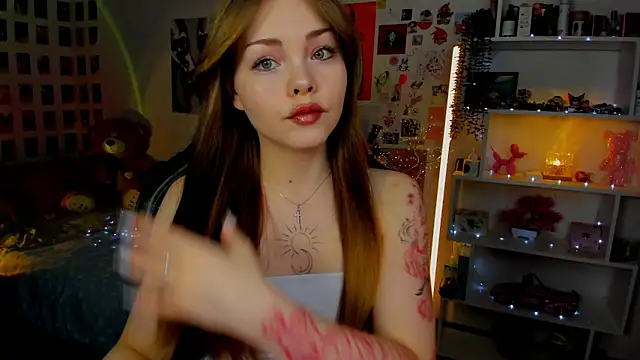 Snapshot of AkiraKatsu chatting on December 20, 11:06 am AkiraKatsu online show from December 20, 11:06 am