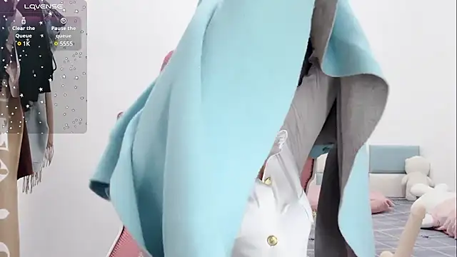 Snapshot of Qwi-V1 chatting on February 9, 11:04 pm Qwi-V1 online show from February 9, 11:04 pm